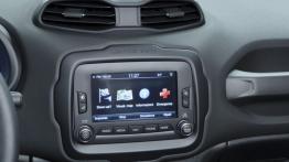 Jeep Renegade Trailhawk (2015) - wersja europejska - ekran systemu multimedialnego