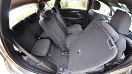 Kia Carens IV 1.6 GDI 135KM - galeria redakcyjna - fotele trzeciego rzędu rozłożone - widok z kabiny