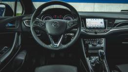 Opel Astra K - dobra, choć nie luksusowa - kokpit