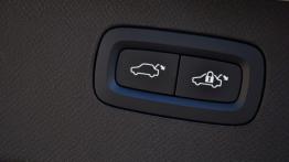 Volvo XC90 II 2.0 D5 225 KM - galeria redakcyjna - przycisk do zamykania bagażnika