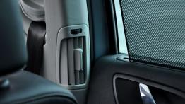Skoda Superb II Kombi 2.0 TDI CR DPF 170KM - galeria redakcyjna - inny element wnętrza z tyłu