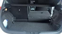 Toyota Auris II Hatchback 5d 1.8 HSD 136KM - galeria redakcyjna - tylna kanapa złożona, widok z baga