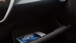 Toyota Auris II Hatchback 5d Valvematic 130 132KM - galeria redakcyjna - schowek przedni otwarty