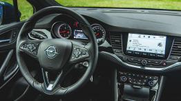 Opel Astra K - dobra, choć nie luksusowa - kokpit