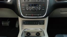 Lancia Voyager Van 3.6 V6 283KM - galeria redakcyjna - konsola środkowa