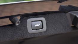 Lexus GS IV Sedan 350 317KM - galeria redakcyjna - przycisk do zamykania bagażnika