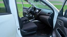 Mitsubishi L200 - galeria redakcyjna - widok ogólny wnętrza z przodu