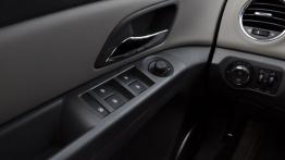Chevrolet Cruze - galeria redakcyjna - sterowanie w drzwiach
