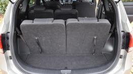 Kia Carens IV 1.6 GDI 135KM - galeria redakcyjna - fotele trzeciego rzędu rozłożone - widok z bagażn