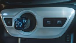 Toyota Prius IV - galeria redakcyjna - dźwignia zmiany biegów