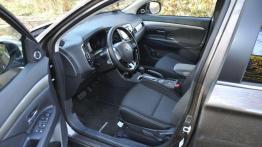 Mitsubishi Outlander 2.2 DID Intense Plus 4WD - galeria redakcyjna - widok ogólny wnętrza z przodu