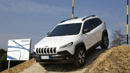 Jeep Cherokee KL (2014) Trailhawk - wersja europejska - widok z przodu