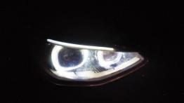 BMW Seria 1 F20-F21 Hatchback 5d 118i 170KM - galeria redakcyjna - prawy przedni reflektor - włączon