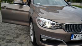 BMW Seria 3 F34 Gran Turismo 320d 184KM - galeria redakcyjna - prawy przedni reflektor - włączony