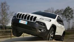 Jeep Cherokee KL (2014) Trailhawk - wersja europejska - widok z przodu