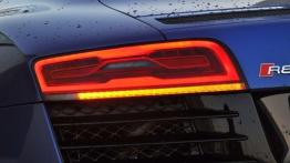 Audi R8 Coupe Facelifting 5.2 FSI 525KM - galeria redakcyjna - lewy tylny reflektor - włączony