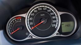 Mazda 2 Facelifting - wersja 3-drzwiowa - prędkościomierz