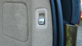 Mercedes Klasa C W205 Kombi - galeria redakcyjna - uchwyt do składania tylnej kanapy w bagażniku