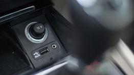 Skoda Superb 1.4 TSI 150 KM - galeria redakcyjna - gniazda w konsoli środkowej