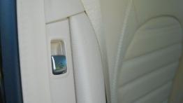 Mercedes Klasa C W205 Kombi - galeria redakcyjna - uchwyt do składania tylnej kanapy w kabinie