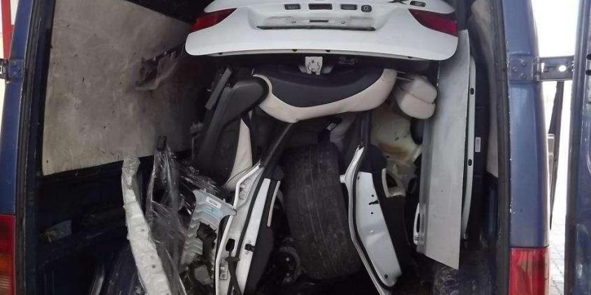 Skradzione BMW X6 we wnętrzu Volkswagena LT