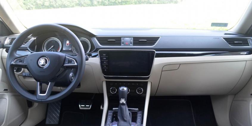 Skoda Superb za prawie 200 tys. zł! Plusy i minusy wersji &quot;full wypas&quot; 