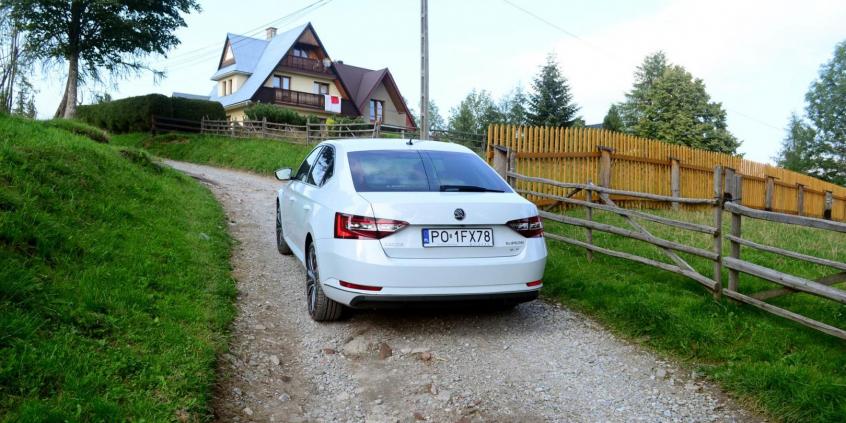 Skoda Superb za prawie 200 tys. zł! Plusy i minusy wersji &quot;full wypas&quot; 
