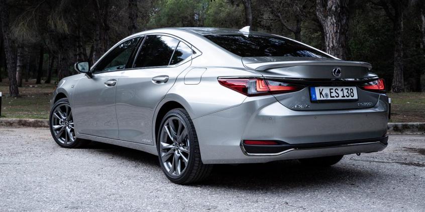 Lexus nie żartuje. To koniec konwencjonalnych silników? Nowy Lexus ES 300h i RC 300h