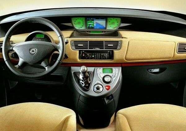 Lancia Phedra - van z klasą