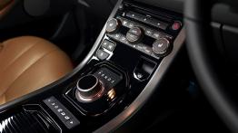 Range Rover Evoque Victoria Beckham - tunel środkowy między fotelami