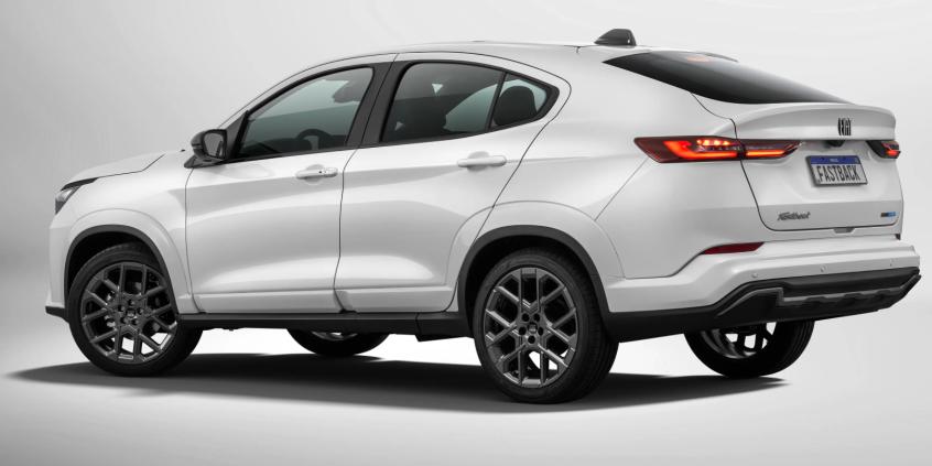 Nowy Fiat Fastback. Większy brat Grande Pandy z odważnym designem i napędami