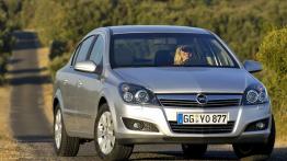 Opel Astra III Sedan - widok z przodu