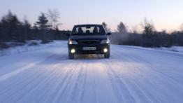 Dacia Logan - przód - reflektory włączone