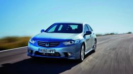 Honda Accord 2011 sedan - przód - reflektory włączone