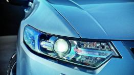 Honda Accord 2011 sedan - prawy przedni reflektor - włączony