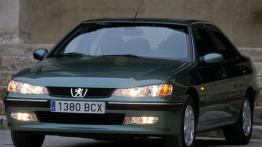 Peugeot 406 Sedan - przód - reflektory włączone