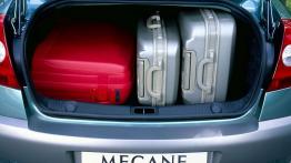 Renault Megane Sedan - tył - bagażnik otwarty