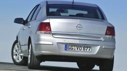 Opel Astra III Sedan - widok z tyłu