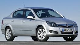 Opel Astra III Sedan - widok z przodu
