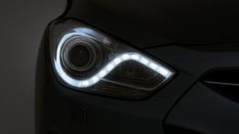 Hyundai i40 sedan - prawy przedni reflektor - włączony