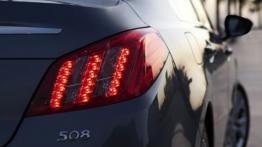 Peugeot 508 sedan - prawy tylny reflektor - włączony