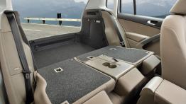 Volkswagen Tiguan - tylna kanapa złożona, widok z boku