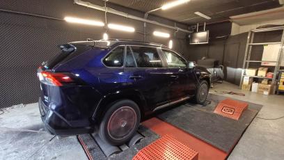 Toyota RAV4 – czy hybryda plug-in traci moc po rozładowaniu?