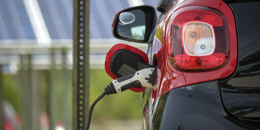 Auta elektryczne mogą kosztować Polskę 9 mld zł rocznie. Problem rośnie szybciej, niż zakładano