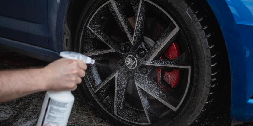 Jak bezpiecznie i profesjonalnie czyścić samochód?