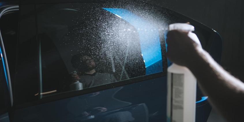Jak bezpiecznie i profesjonalnie czyścić samochód?