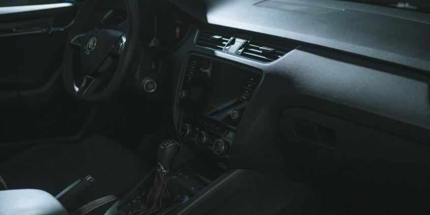 Jak bezpiecznie i profesjonalnie czyścić samochód?