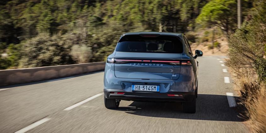 Leapmotor B10 Hybrid EV wjeżdża do Polski. 900 km zasięgu w cenie miejskiego auta