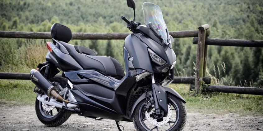 Yamaha XMAX IRON MAX – nie tylko po pizzę