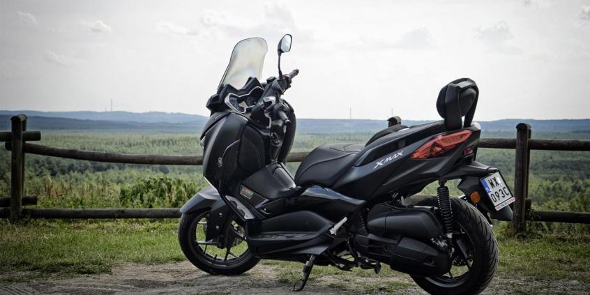 Yamaha XMAX IRON MAX – nie tylko po pizzę